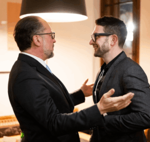 Aus seinem Ministerium kommen die Mittel der ADA: Interimskanzler und Außenminister Alexander Schallenberg (l). hier mit Alex Soros. Credit: APA