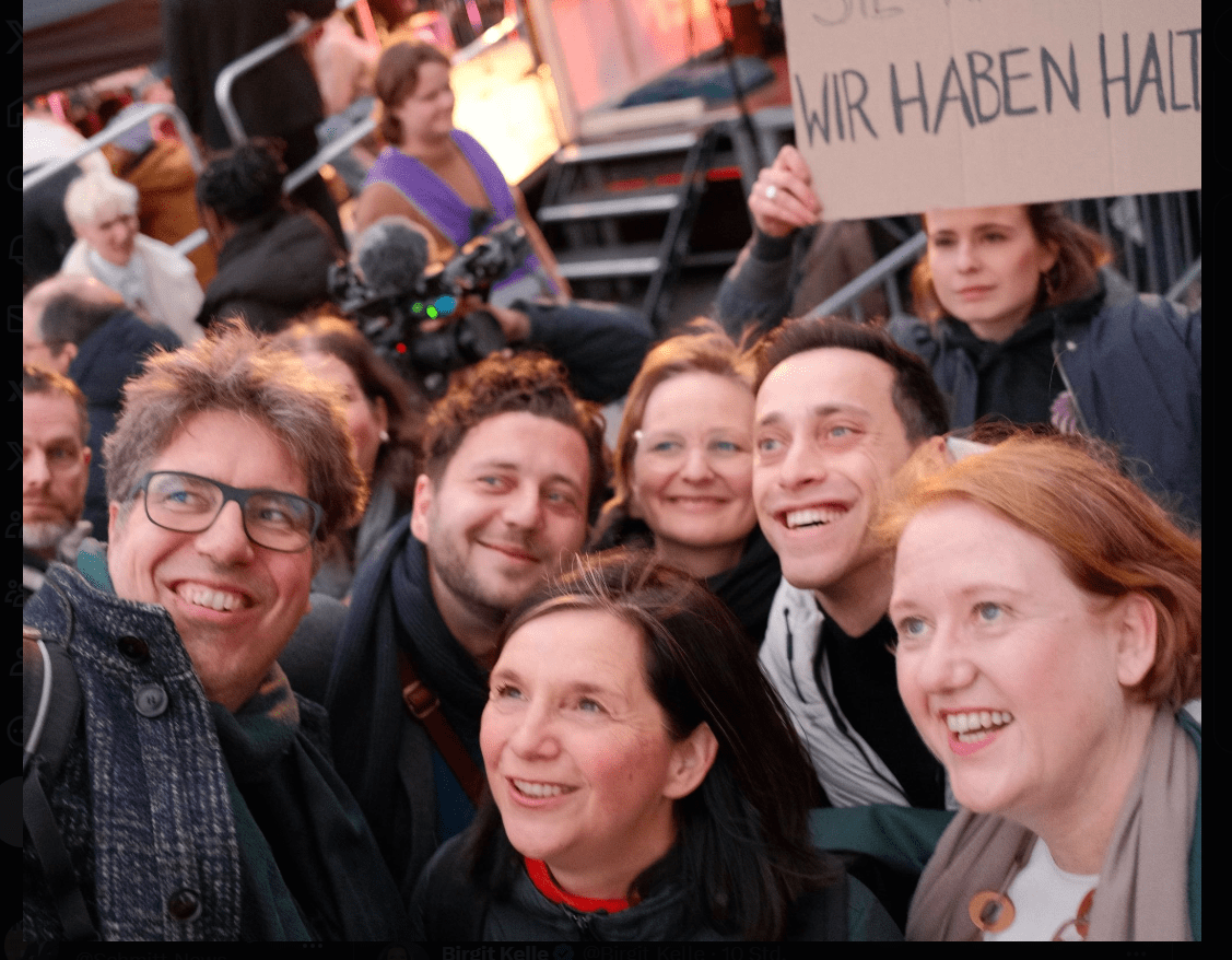 3 Tage nach Kindesmord: Politiker lachen bei Demo-Selfies