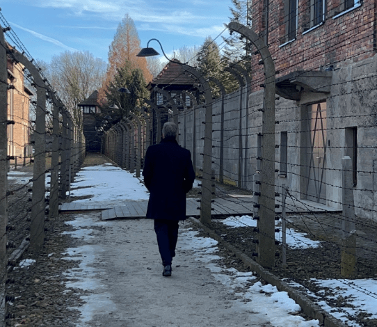 Habeck (Grüne) macht Wahlkampf-Fotos im KZ