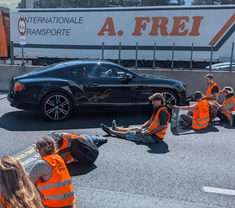Klimakleber: Lächerliche 70 Euro Strafe für Blockade