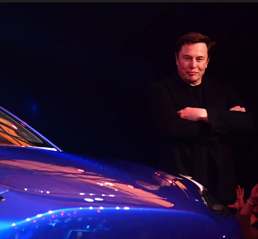 Feuerunfall mit Tesla: Polizei konnte Lenker nicht retten