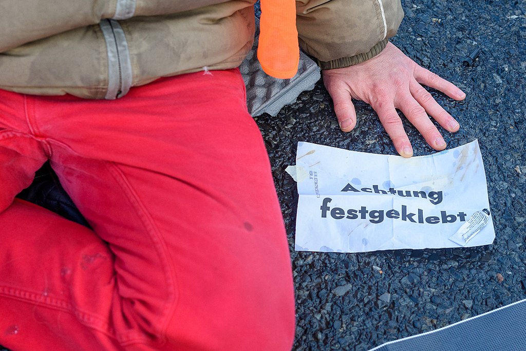 Rettung für Klima-Extremistin: Wiener bleiben auf Kosten picken