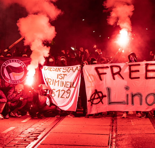Sabotage: Antifa greift Strabag und Tesla an