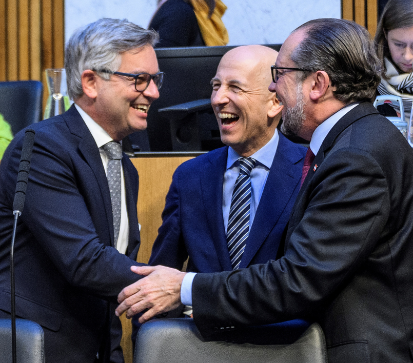Ex-Regierung belohnt sich mit höchsten Orden!