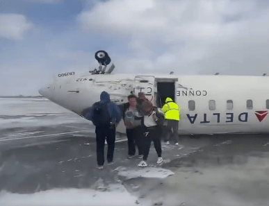 Passagierjet landet kopfüber – alle gerettet, Baby verletzt
