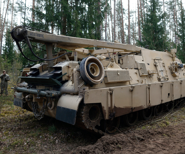 Panzer aus Schlamm geborgen – Kritik an Rettungsaktion