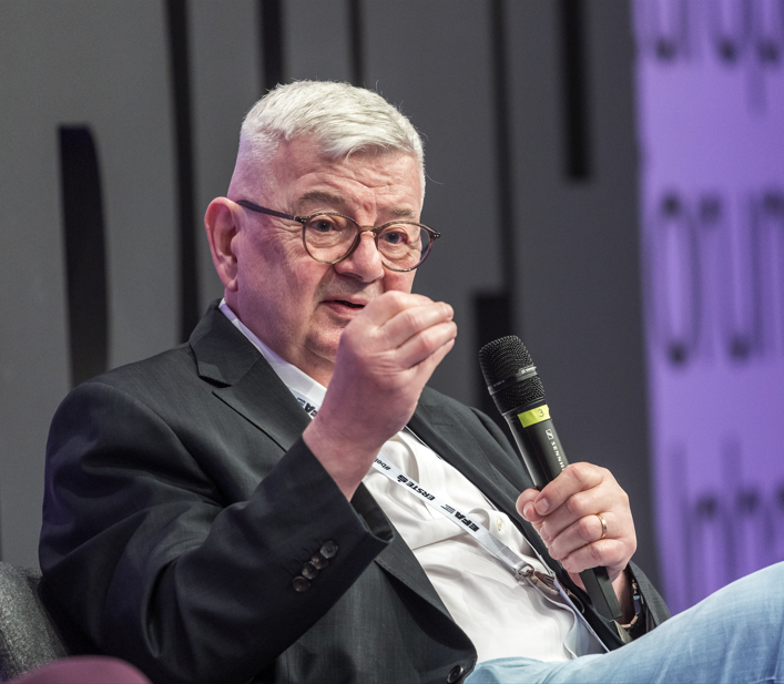 Alt-Grüner Joschka Fischer will die Wehrpflicht für Frauen