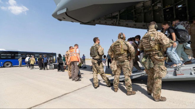Gratis-Flug nach Deutschland: Afghanen vermüllen Asyl-Jets