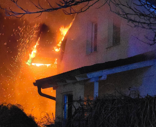 Haus in Flammen: FPÖ-Lobbyist rettet sich mit Familie vor Feuer