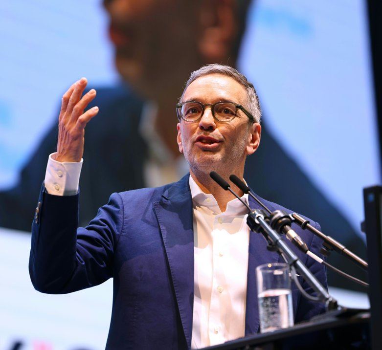 Kritik von Kickl: „Pensionisten schröpfen, aber Millionen verschenken!“