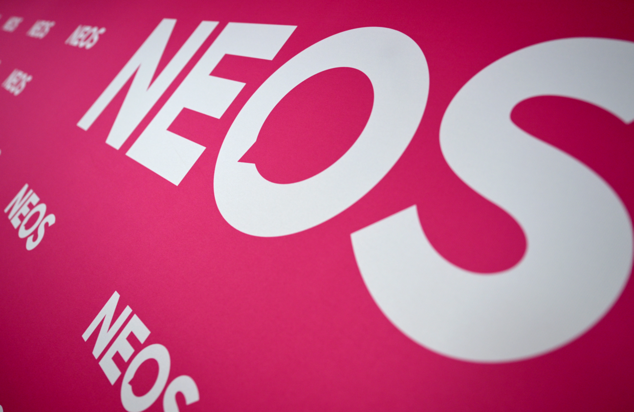 NEOS wollen uns 13., 14. Gehalt nehmen – SPÖ bremst