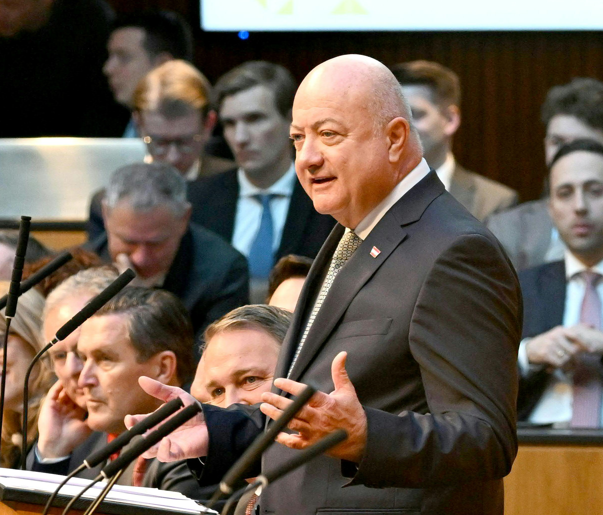 Regierungs-Erklärung: Kanzler Stocker verlässt krank das Parlament