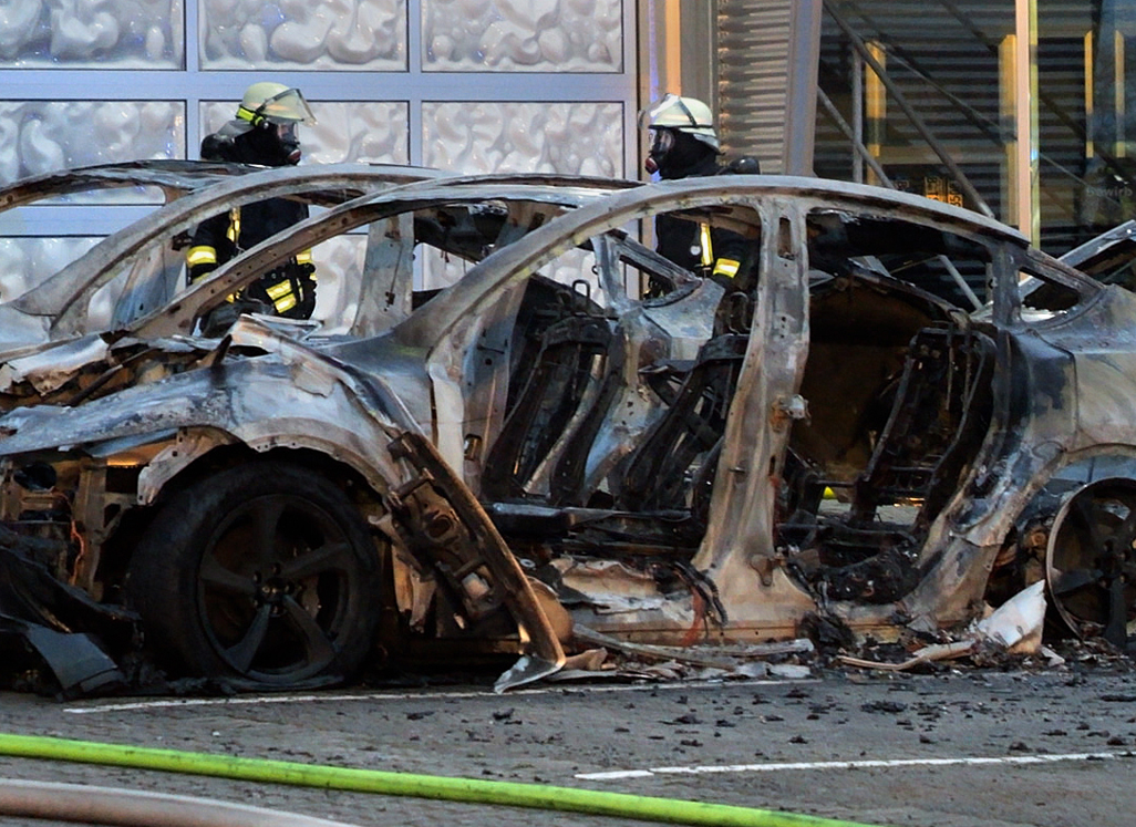 Sieben Teslas in Flammen – Feuerwehr warnt Anrainer