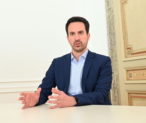 Wiederkehr will Handy-Verbot – bereits seit 6 Monaten Gesetz!