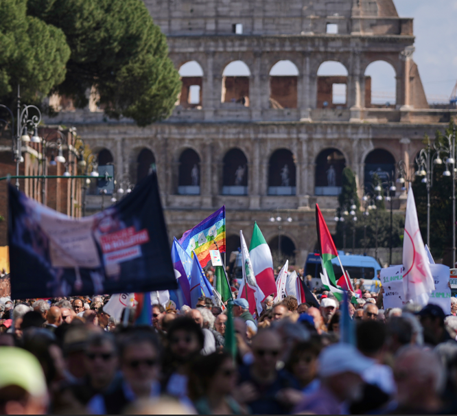 100.000 bei Demo gegen Aufrüstung und Ursula von der Leyen