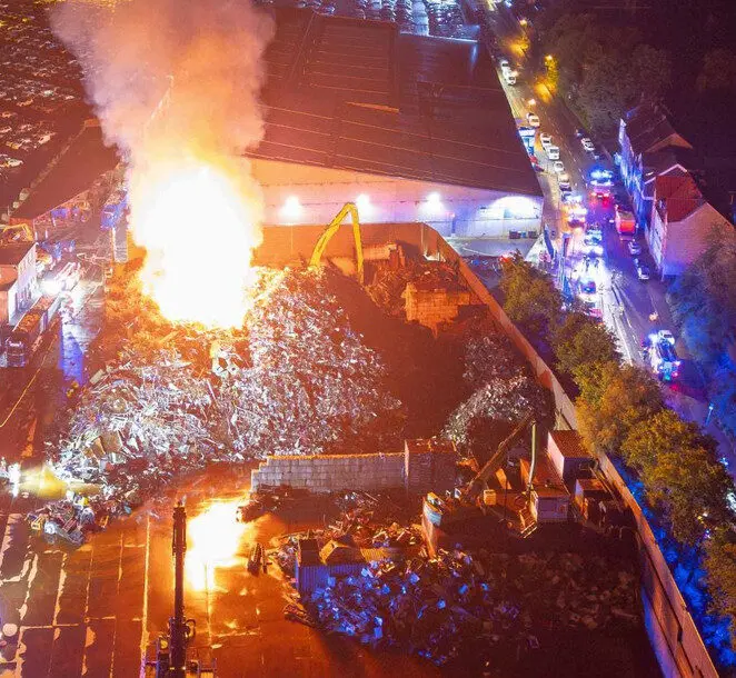 Inferno: 15 Meter hoher Schrottberg in Flammen