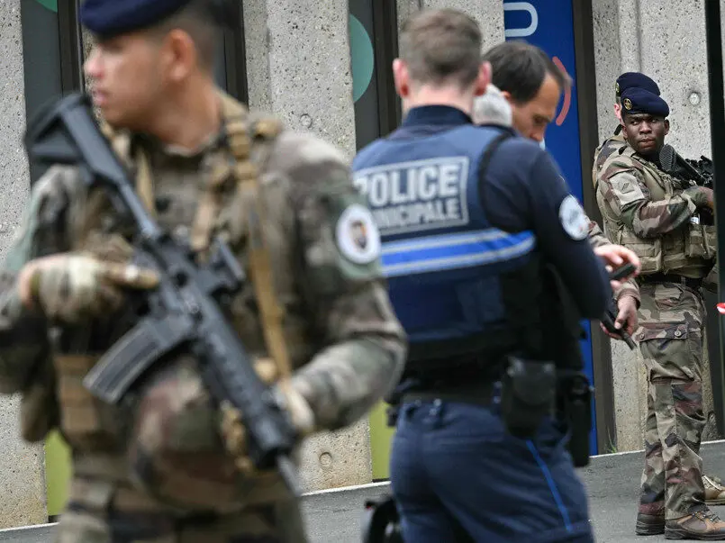 Messerangriff im Klassenzimmer: Schülerin ermordet, drei Verletzte