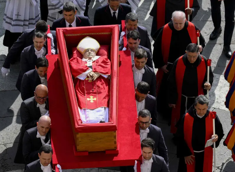 Rom: 140.000 Menschen begleiten den Papst auf seiner letzten irdischen Reise