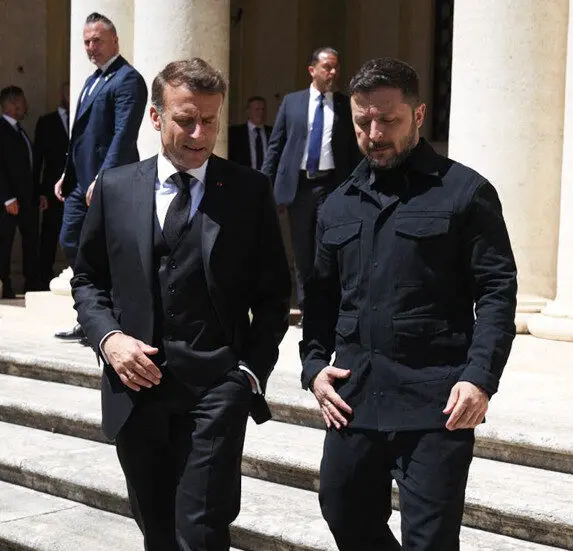Macron in Rom: Ukraine zu bedingungsloser Waffenruhe bereit