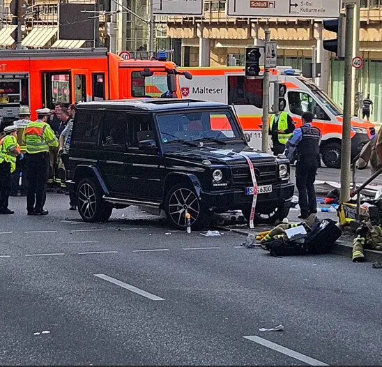 Lenker steuert Mercedes G-Klasse in Fußgeher-Gruppe