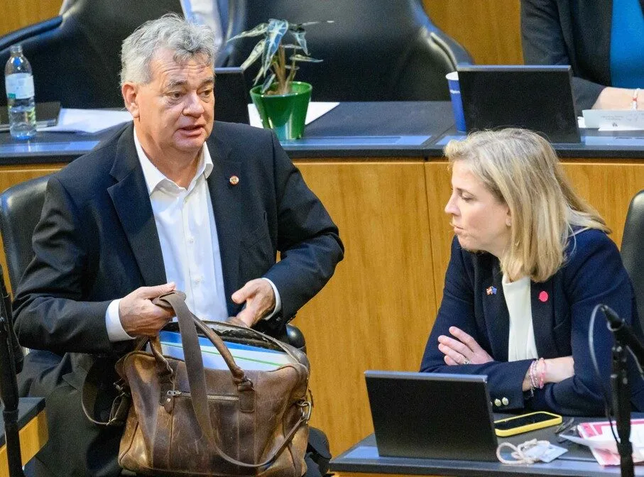 Trotz Krise und Rekord-Arbeitslosigkeit: Politiker gehen 75 Tage auf Sommerpause