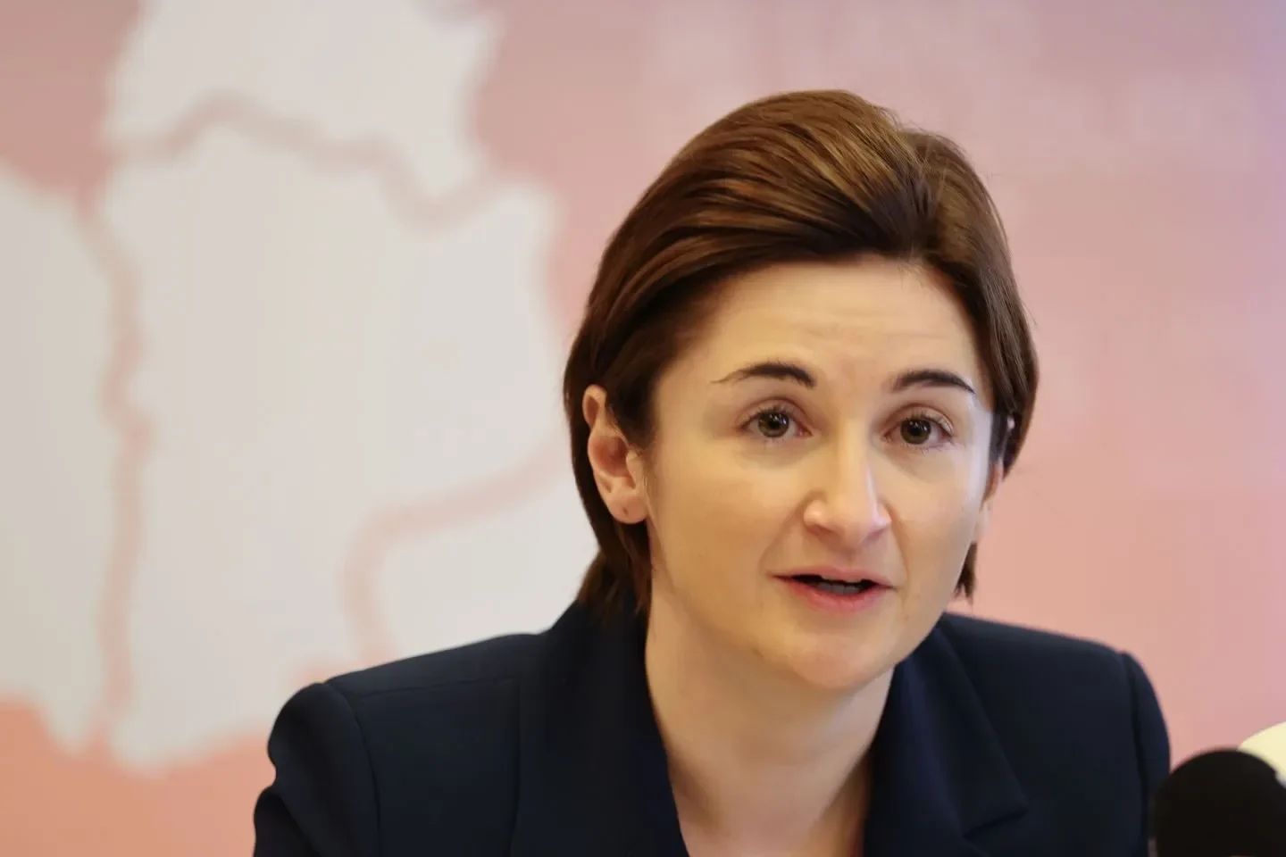 Familienbonus-Streit: Svazek nennt neue Regel „Strafsteuer“ – Eibinger-Miedl kontert