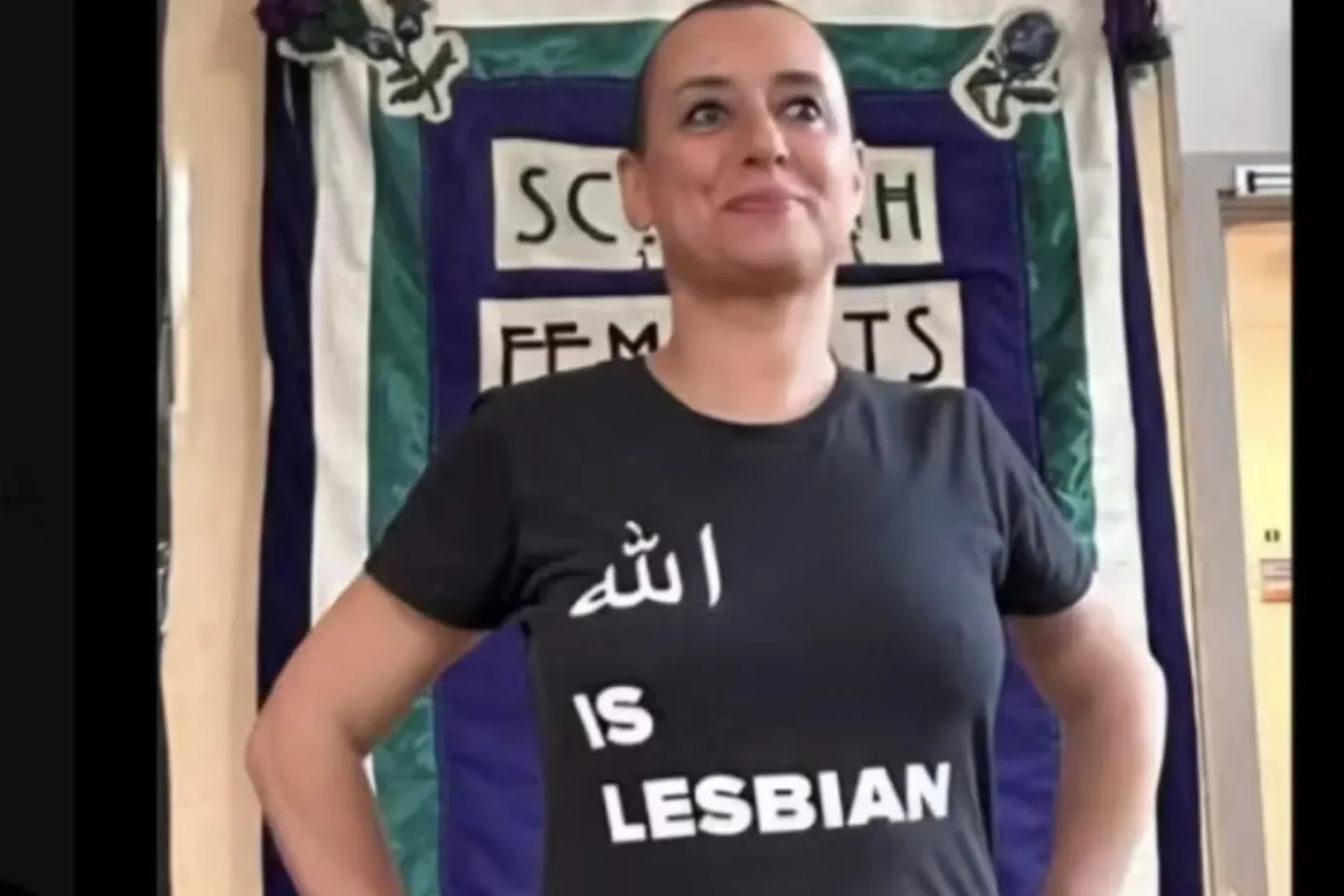 Feministin wegen „Allah ist lesbisch“-T-Shirt verhaftet – bis zu fünf Jahre Haft drohen