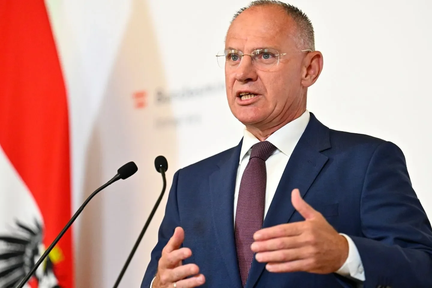 Polizei zerschlägt Schleppernetzwerk: Über 100.000 Migranten illegal nach Europa gebracht
