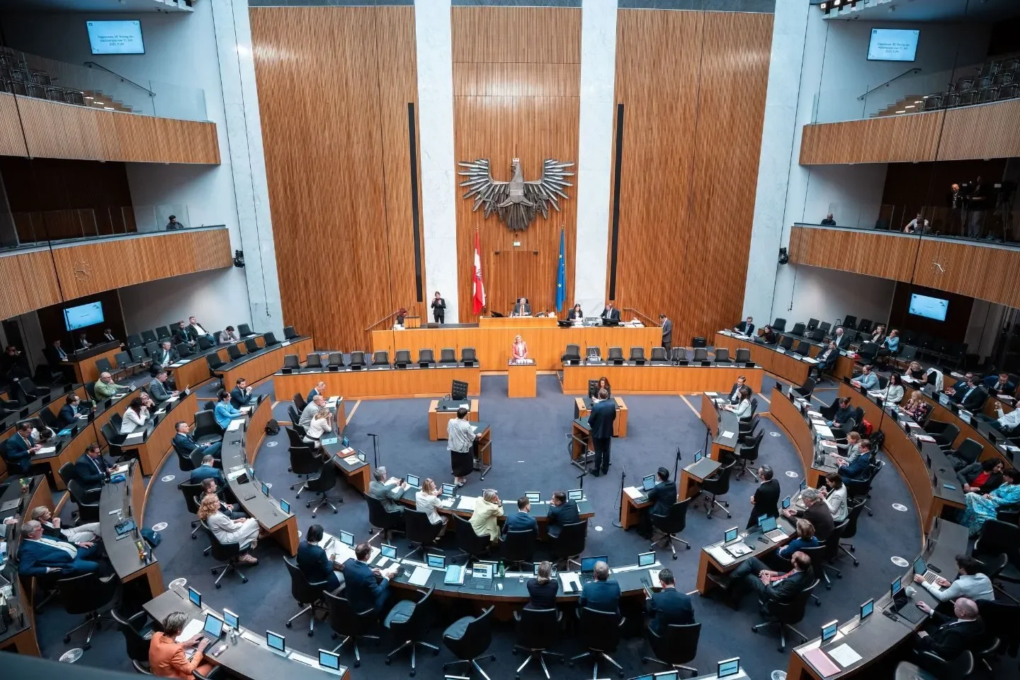 Vertrauen im Keller: Nur 13 % der Österreicher glauben an Parteien