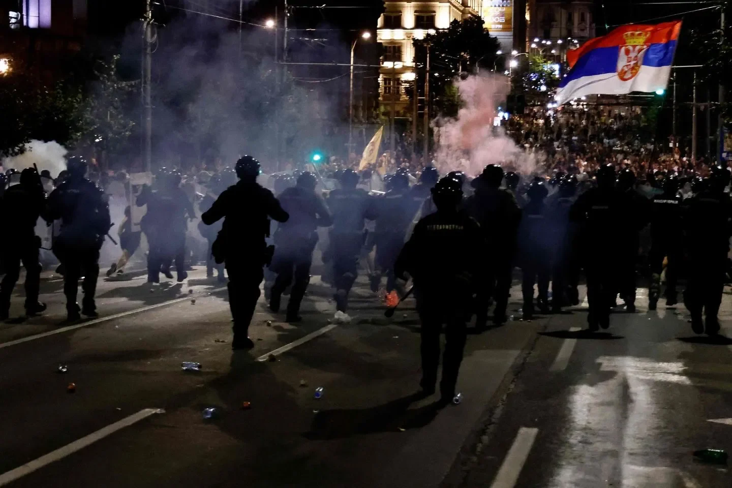 Serbien im Ausnahmezustand: Proteste, Straßenschlachten und ein gespaltenes Land