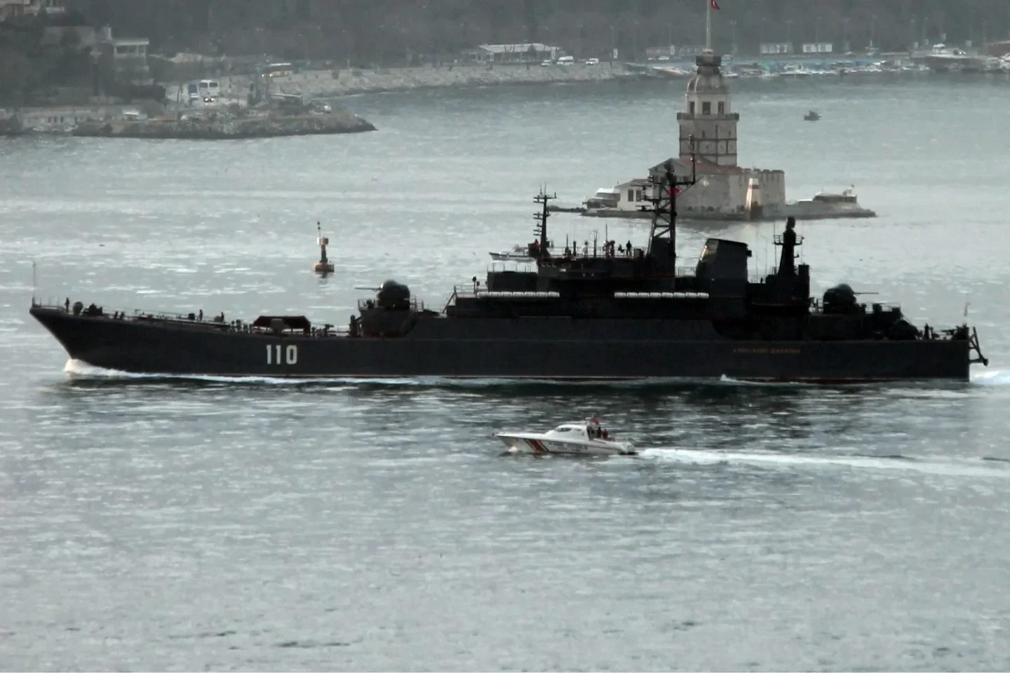 Russisches Kriegsschiff vor Dänemarks Küste entdeckt – Chaos durch Drohnen!