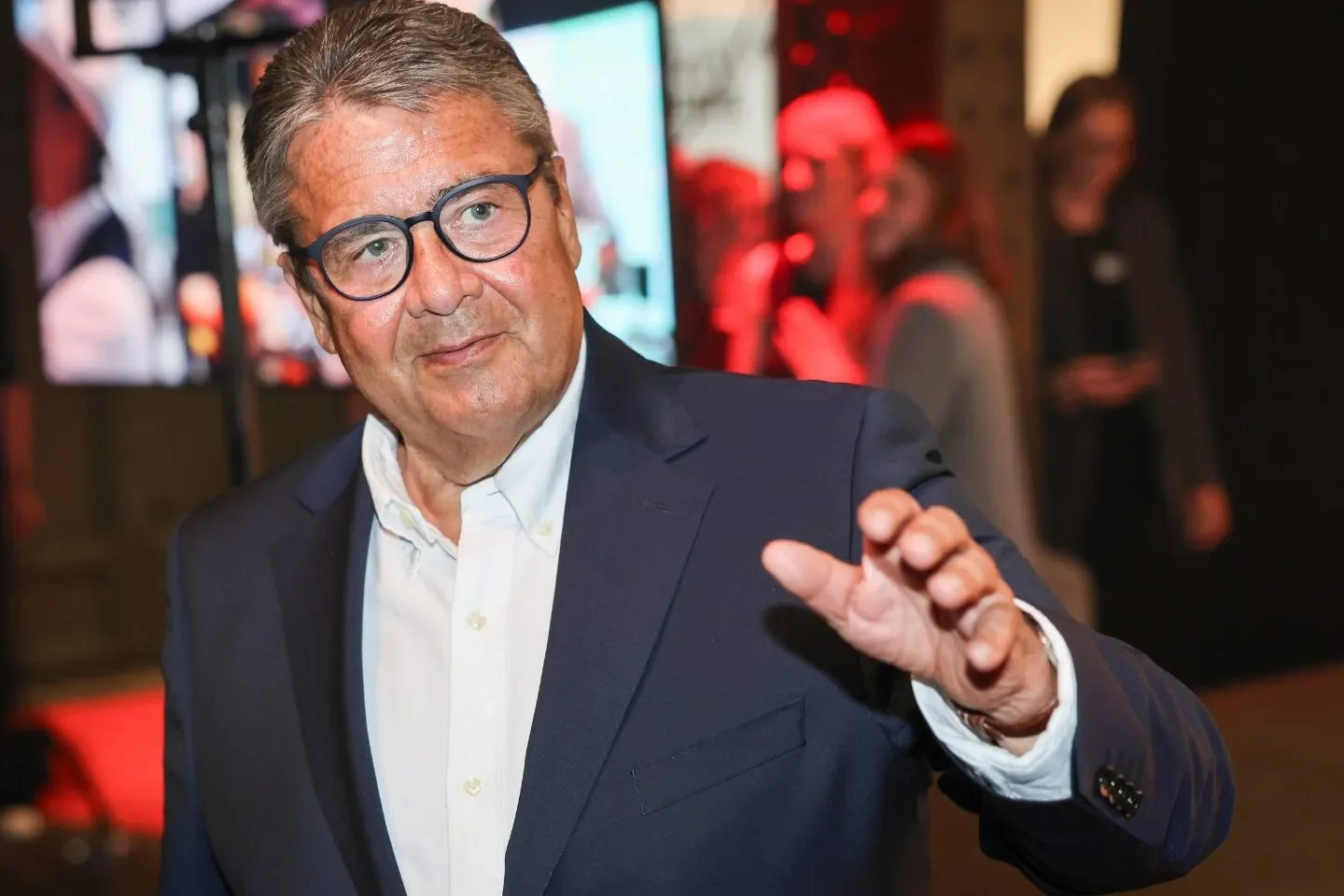 Sigmar Gabriel verteidigt Merkel: „Nur Klugscheißer reden von Grenzschließung!“