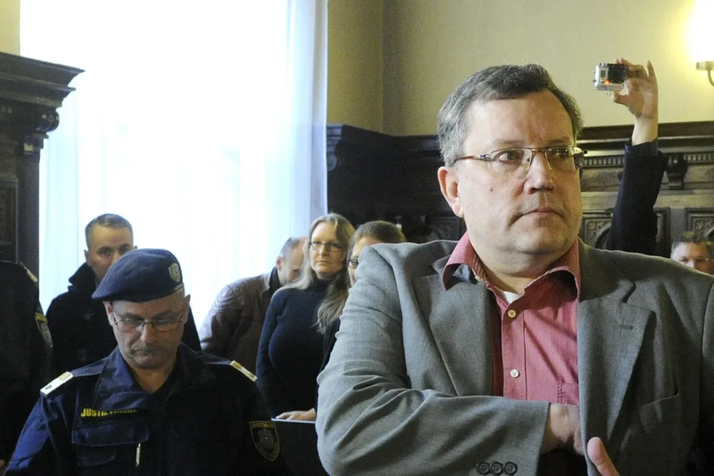 Paukenschlag in der Neonazi-Szene: Großrazzia bei Gottfried Küssel