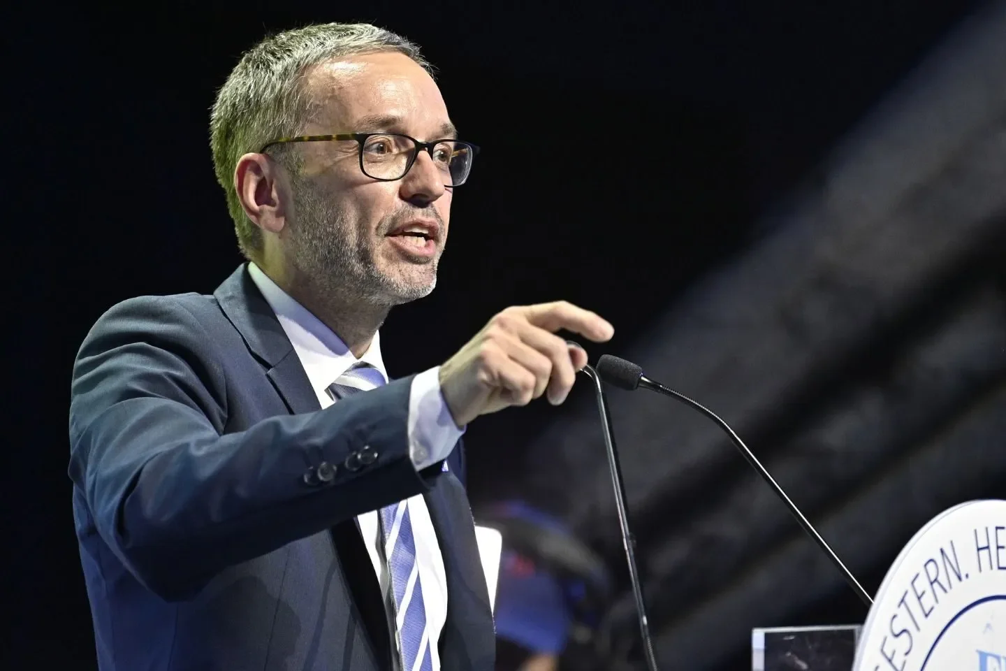 ÖVP kritisiert FPÖ: Orbáns Niederlage als Signal für Europa