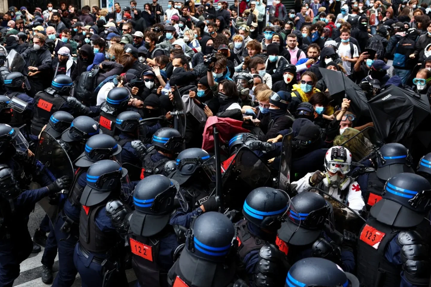 Frankreich in Flammen: Landesweite Proteste stürzen die Nation ins Chaos