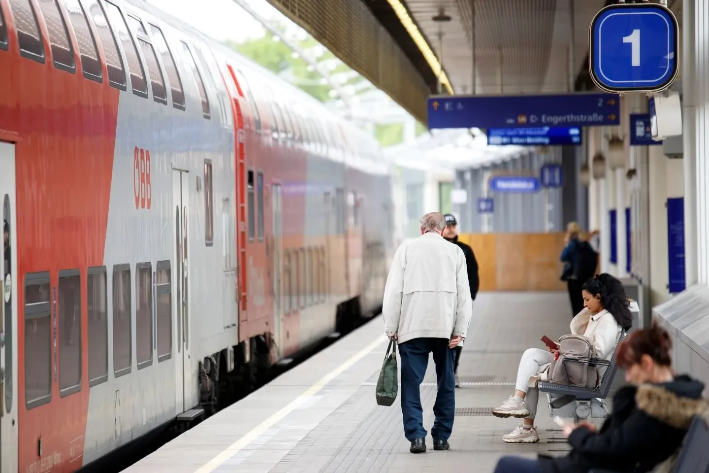 Chaos am Praterstern: 41-Jähriger Ägypter verletzt drei Personen und randaliert in Zelle