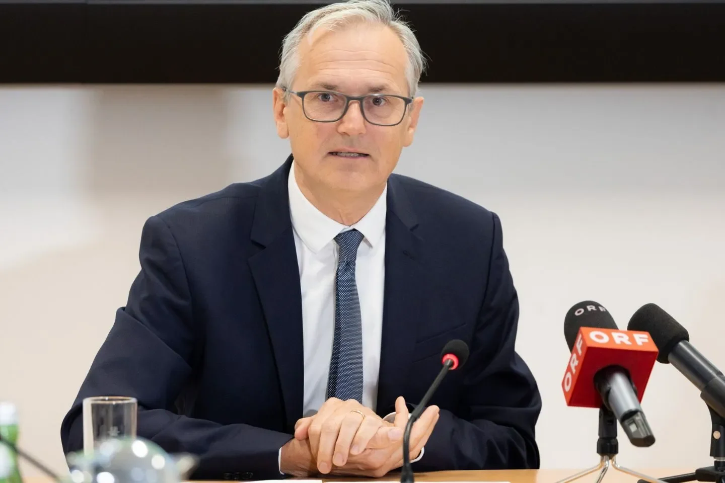 Wolf nimmt Energie-Boss ins Kreuzverhör