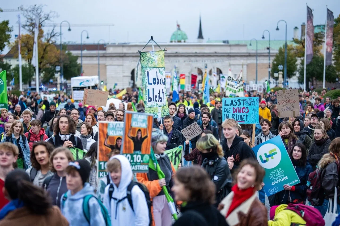 Klimaprotest legt Wiener Innenstadt lahm: Chaos auf Straßen und Schienen