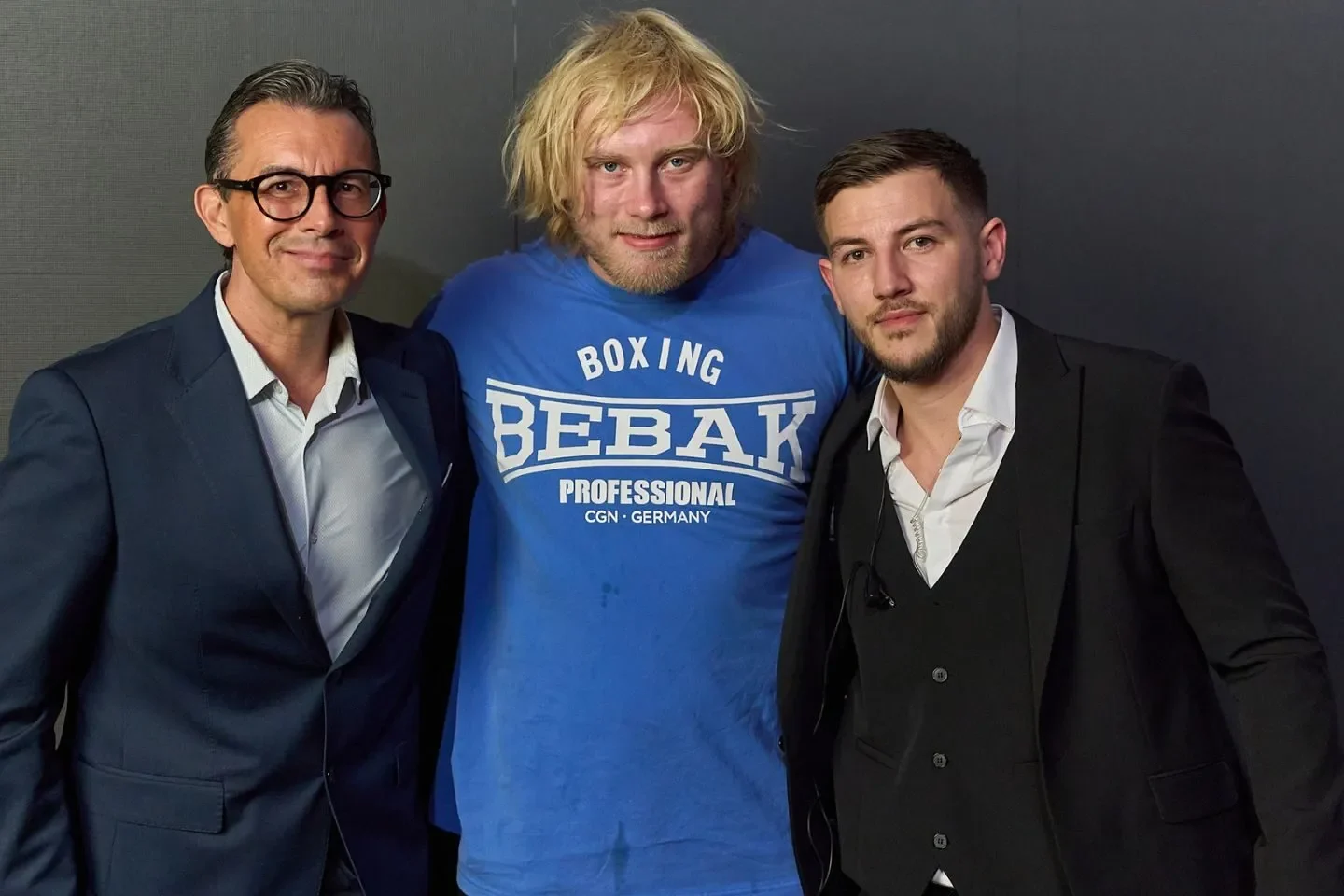 Sparta Royal startet international durch – Boxen mit MMA-Handschuhen im Heu-Ring