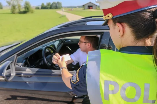 symbolbild-polizeikontrolle-APA