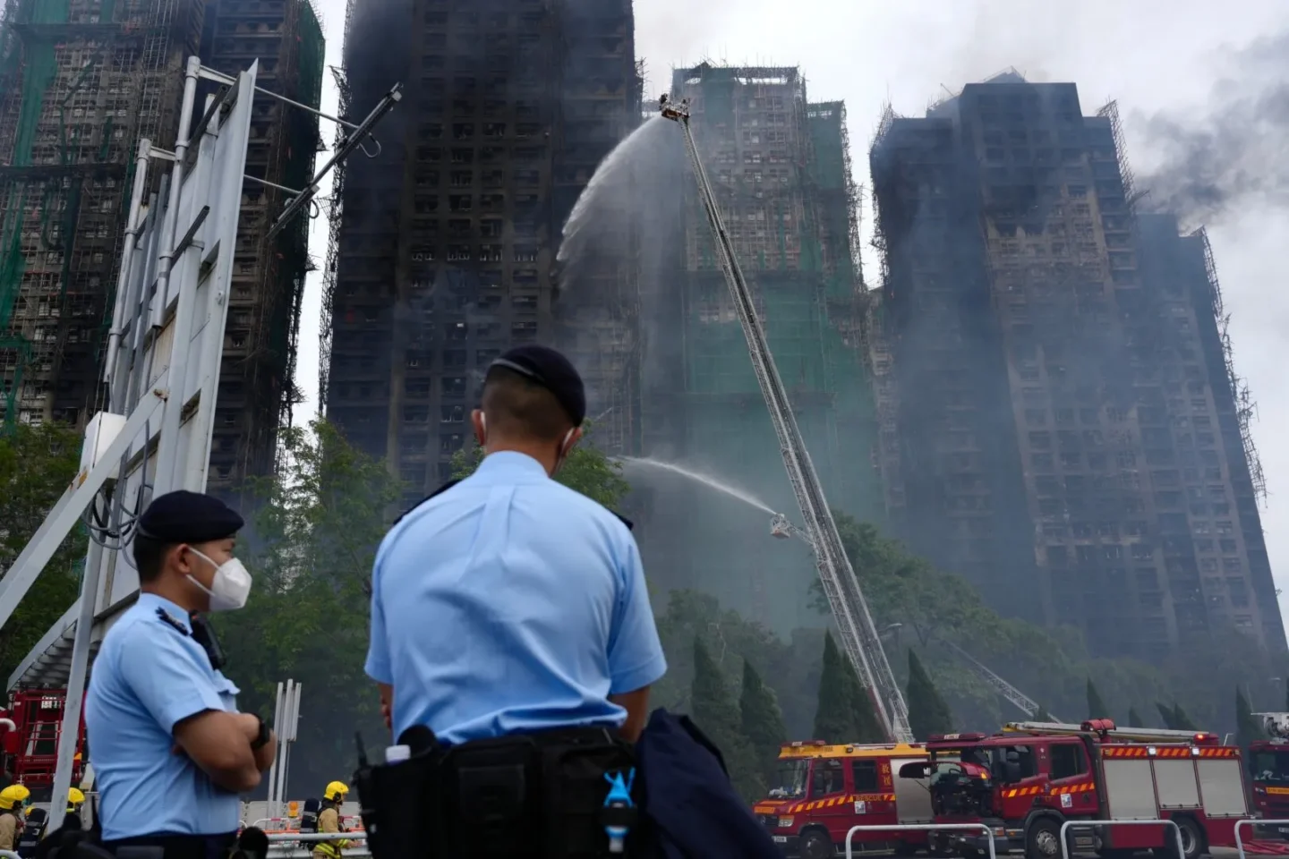 Feuer-Tragödie in Hongkong: 128 Tote, rund 200 Vermisste und elf Festnahmen – Hätte das Inferno verhindert werden können?