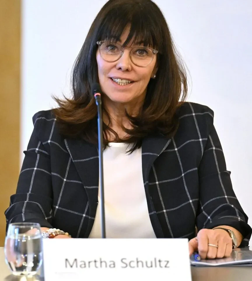 Martha Schultz räumt auf: Fünf mächtige Vizechefs fliegen per E-Mail raus