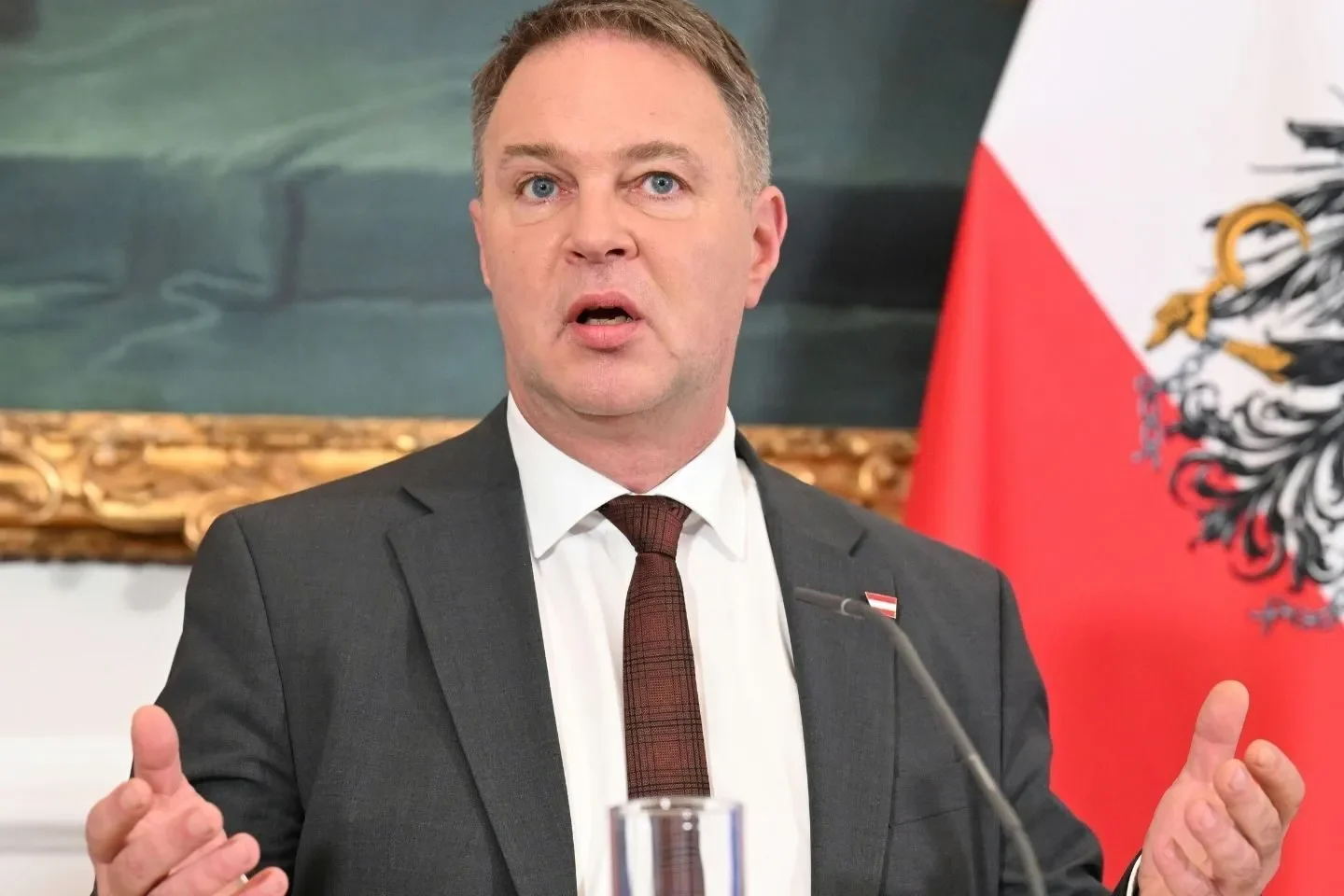 Virales Video: Spricht Babler plötzlich zu gut Englisch — und ist es KI?