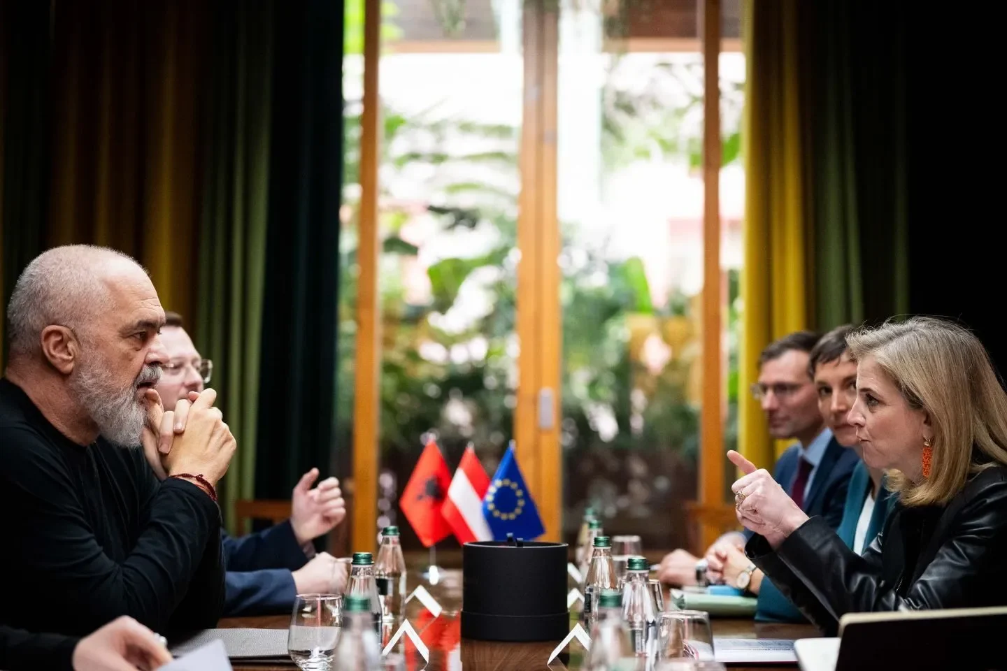 Trotz Korruptions-Chaos: Meinl-Reisinger lobt Albanien und unterstützt EU-Beitritt