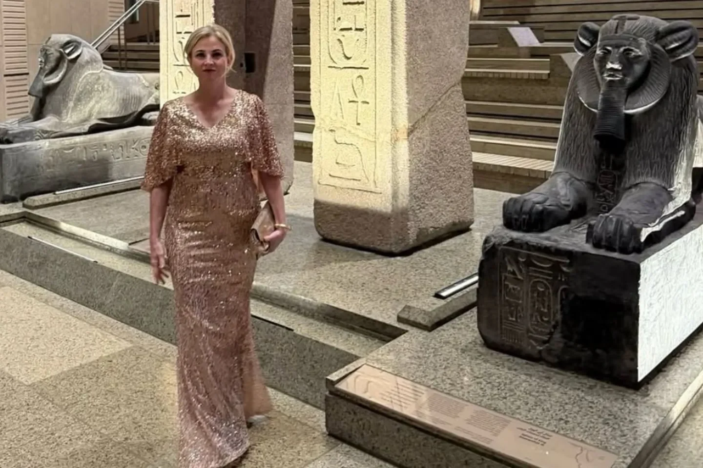 Meinl-Reisinger in Gold: Glanz-Auftritt in Kairo sorgt für Sturm im Netz