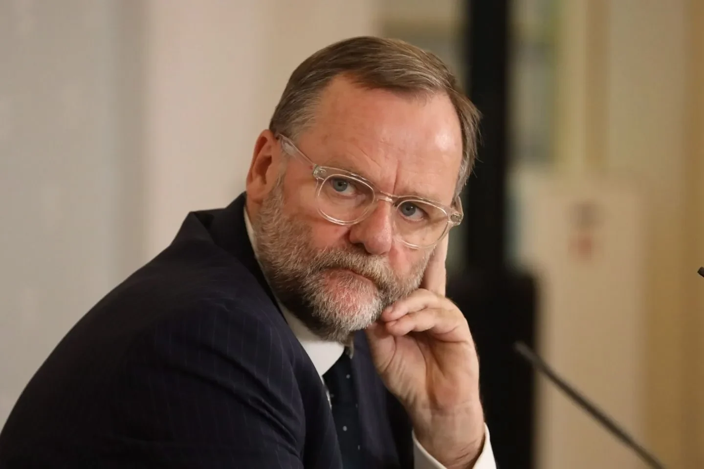 Schellhorn sprengt die Stimmung: NEOS bringt Budgeteinigung ins Wanken