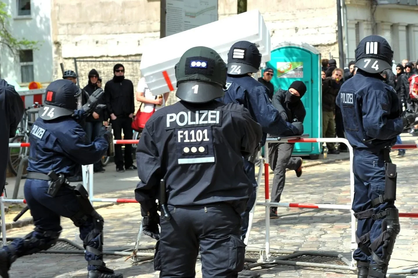 Krawall-Nacht in Berlin: Linksradikale Demo eskaliert – Acht Polizisten verletzt