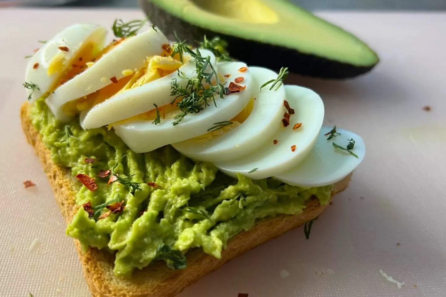 Das stille Bauchfett — und warum Avocado genau dort ansetzt