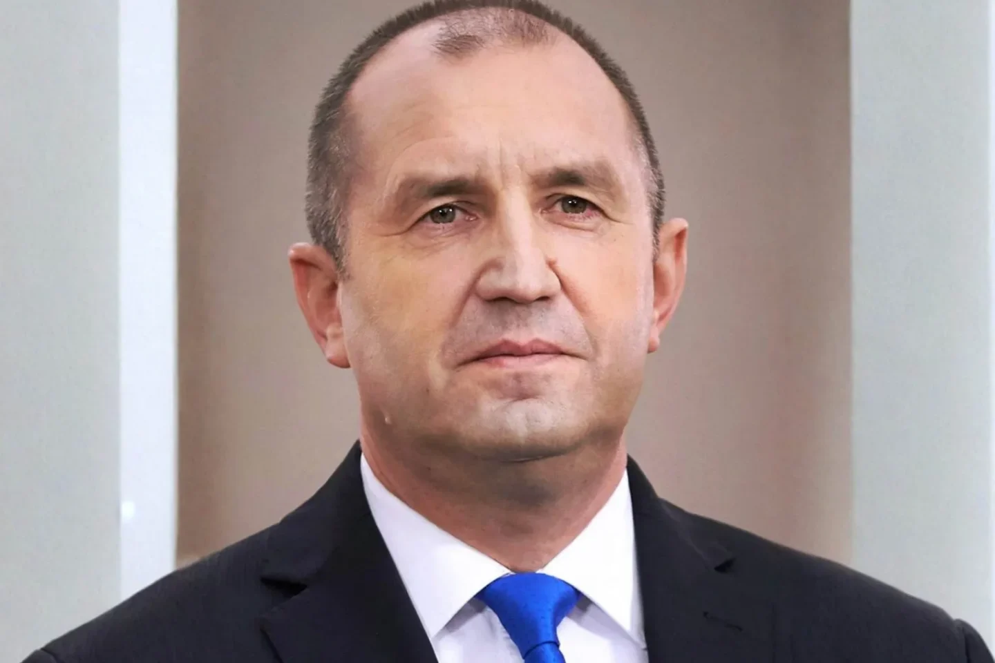 Erdrutschsieg in Bulgarien: Russlandfreundlicher Ex-Präsident Radew übernimmt die Macht