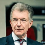 Von Michael Kuhlmann - https://commons.wikimedia.org/wiki/File:MSC_Chairman_Christoph_Heusgen_at_the_59th_MSC,_2023-02-16.jpg, CC BY-SA 3.0, https://commons.wikimedia.org/w/index.php?curid=162629295 – mit KI erweitert